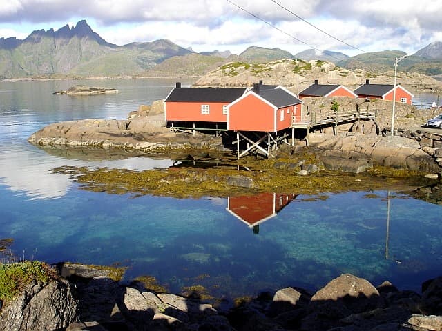 Rorbu, Mortsund, Lofoten, Vestvågøy, Wooden buildings in Norway (English); Rorbu, dřevěné stavby v Norsku (Čeština)