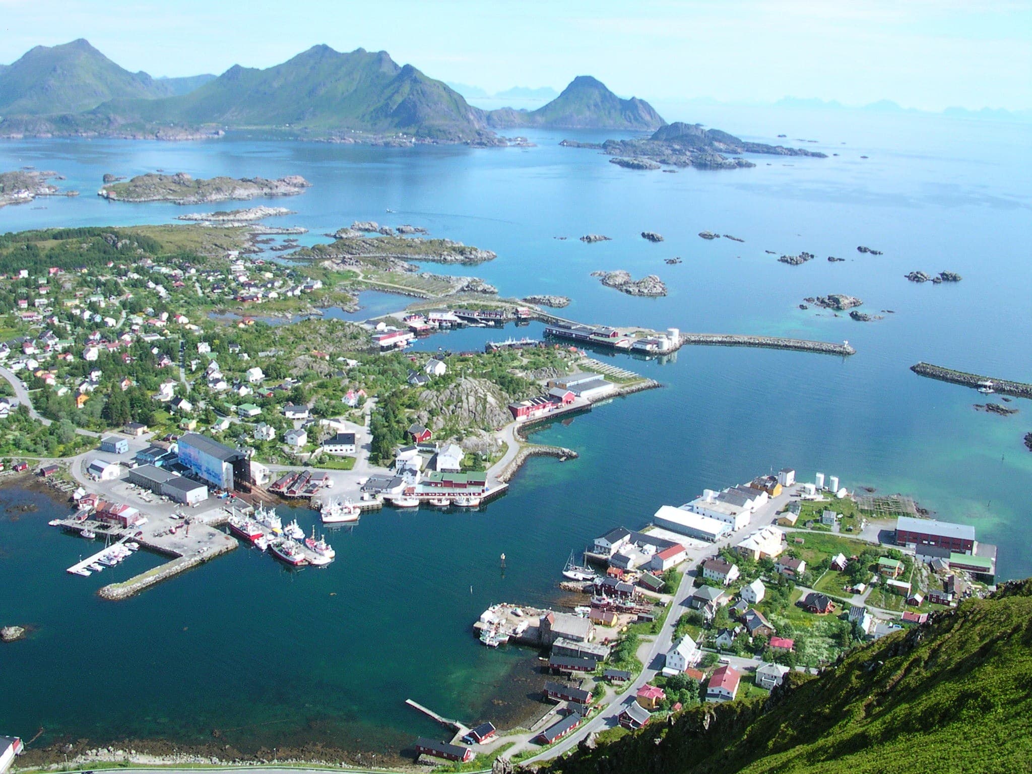 Norsk bokmål: Ballstad i Lofoten - bildet tatt fra Ballstadheia