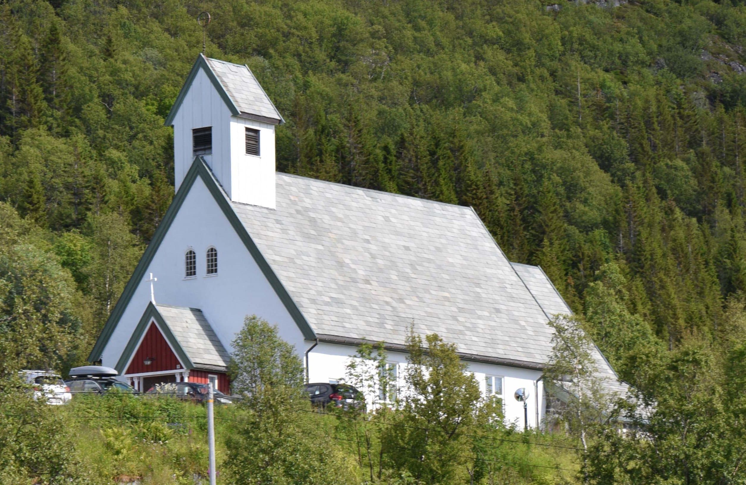 Helge Høifødt · CC BY-SA 4.0 Berg kirke på Skaland, Senja. Beskåret versjon.
