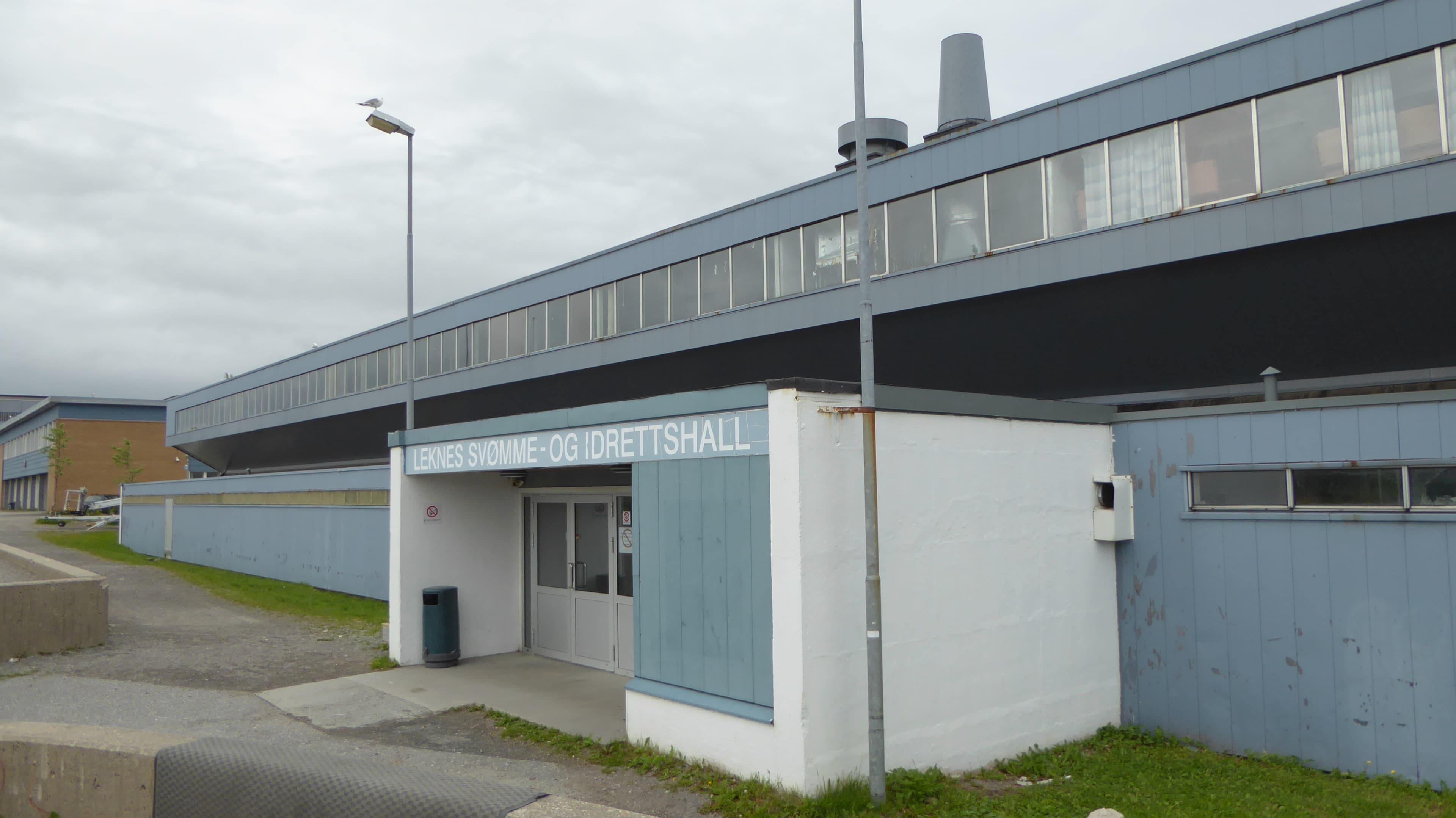 Tarjei Mo · CC BY-SA 4.0 Public swimming pool and sports center in Leknes, Lofoten, Norway. Norsk bokmål: Leknes svømme- og idrettshall i Lofoten.