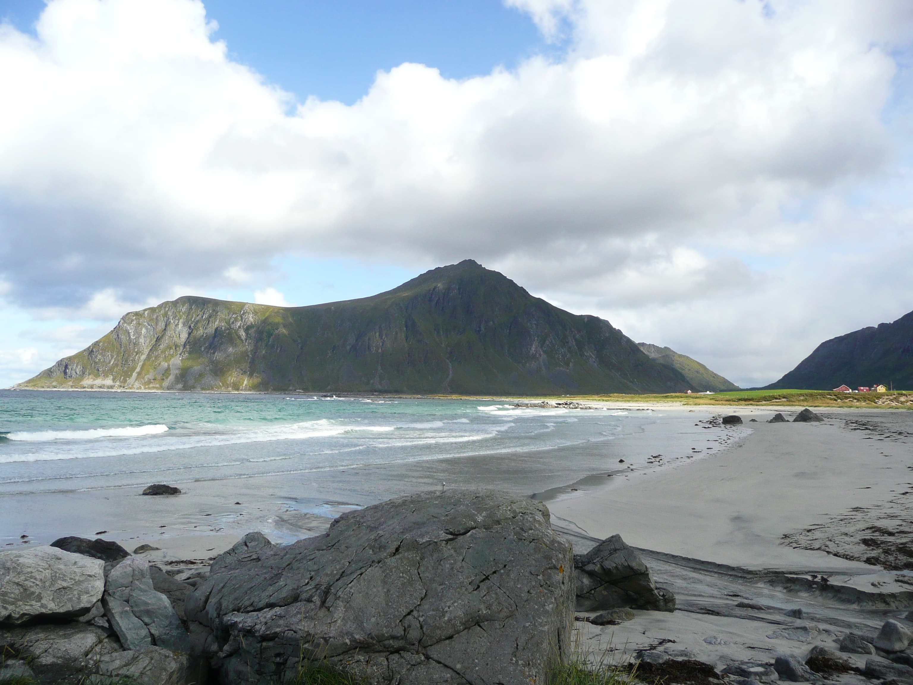 VulpesVulpes42 · CC BY-SA 4.0 Flakstad Beach in Lofoten, Norway (near Ramberg)