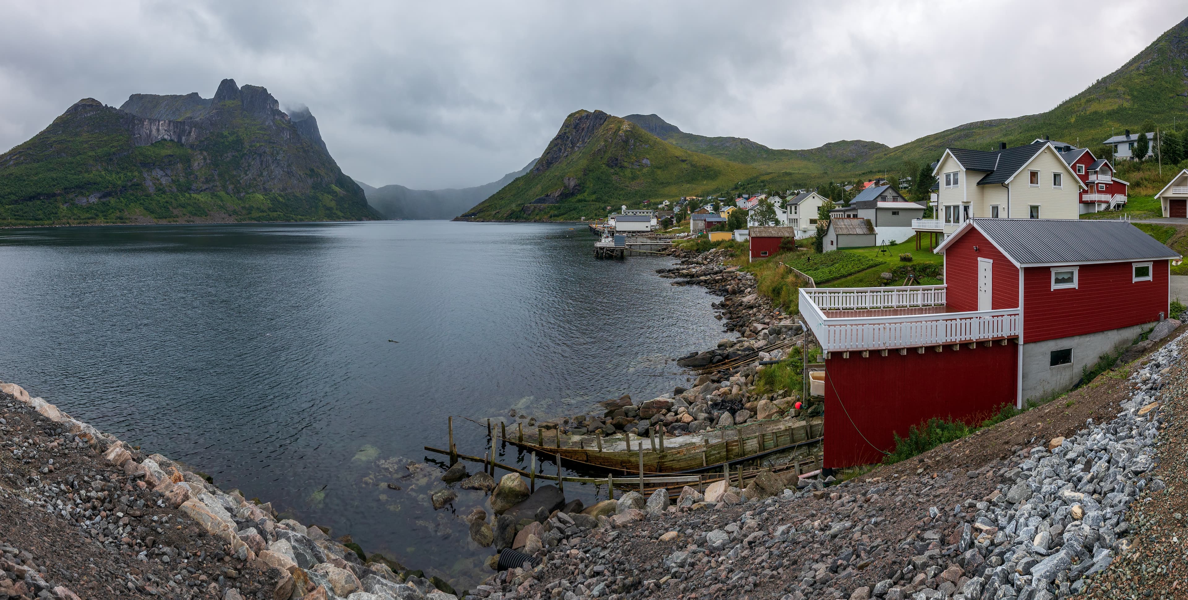 Simo Räsänen · CC BY-SA 4.0 Ørnfjorden and Fjordgård in Senja, Troms og Finnmark, Norway in 2022 August.