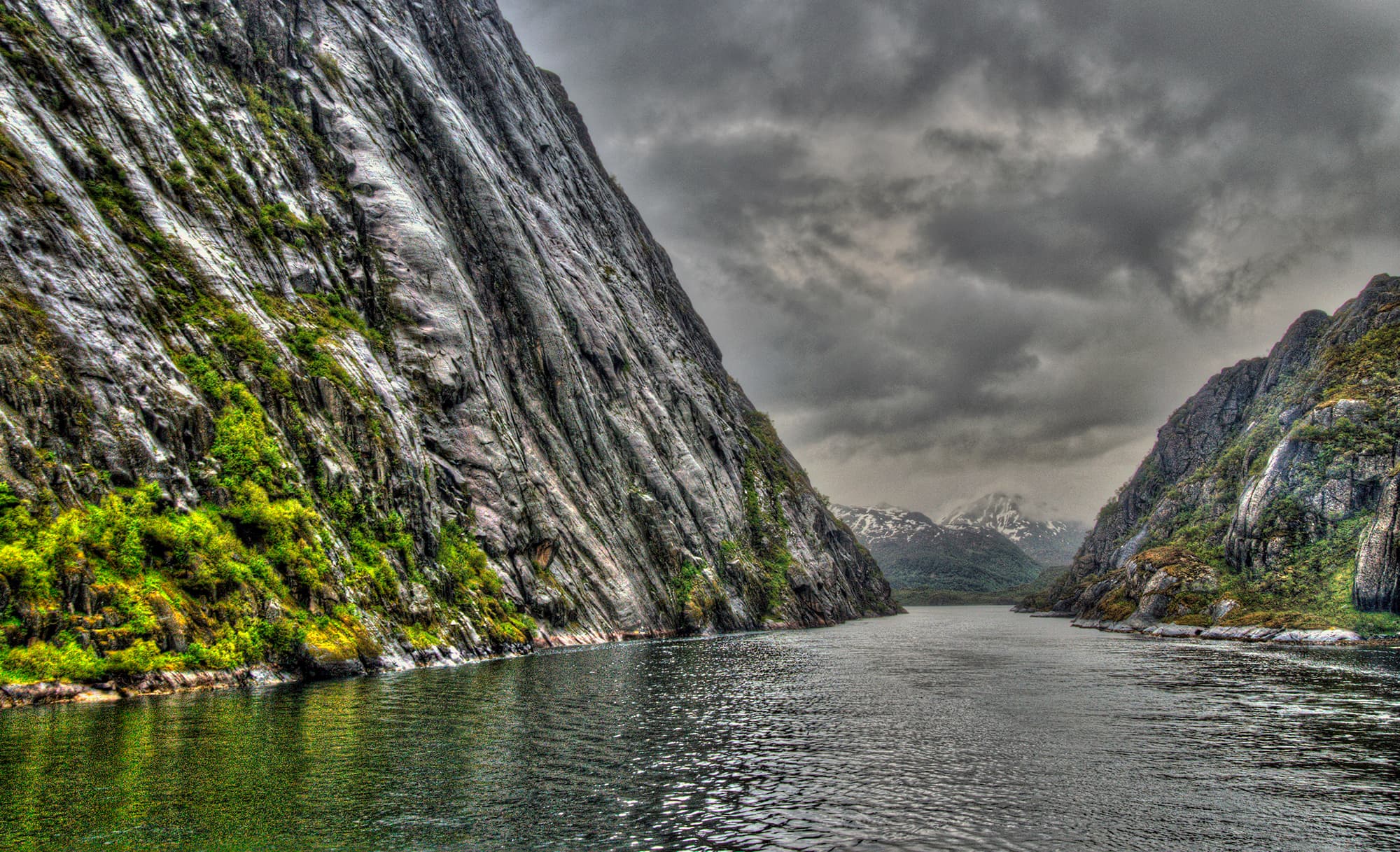 Lars-bh · CC BY-SA 4.0 The Trollfjord (Trollfjorden) is a 2 km long sidearm of the Raftsund. **Norsk bokmål:** Trollfjorden er en 2 km lang sidearm av Raftsund.