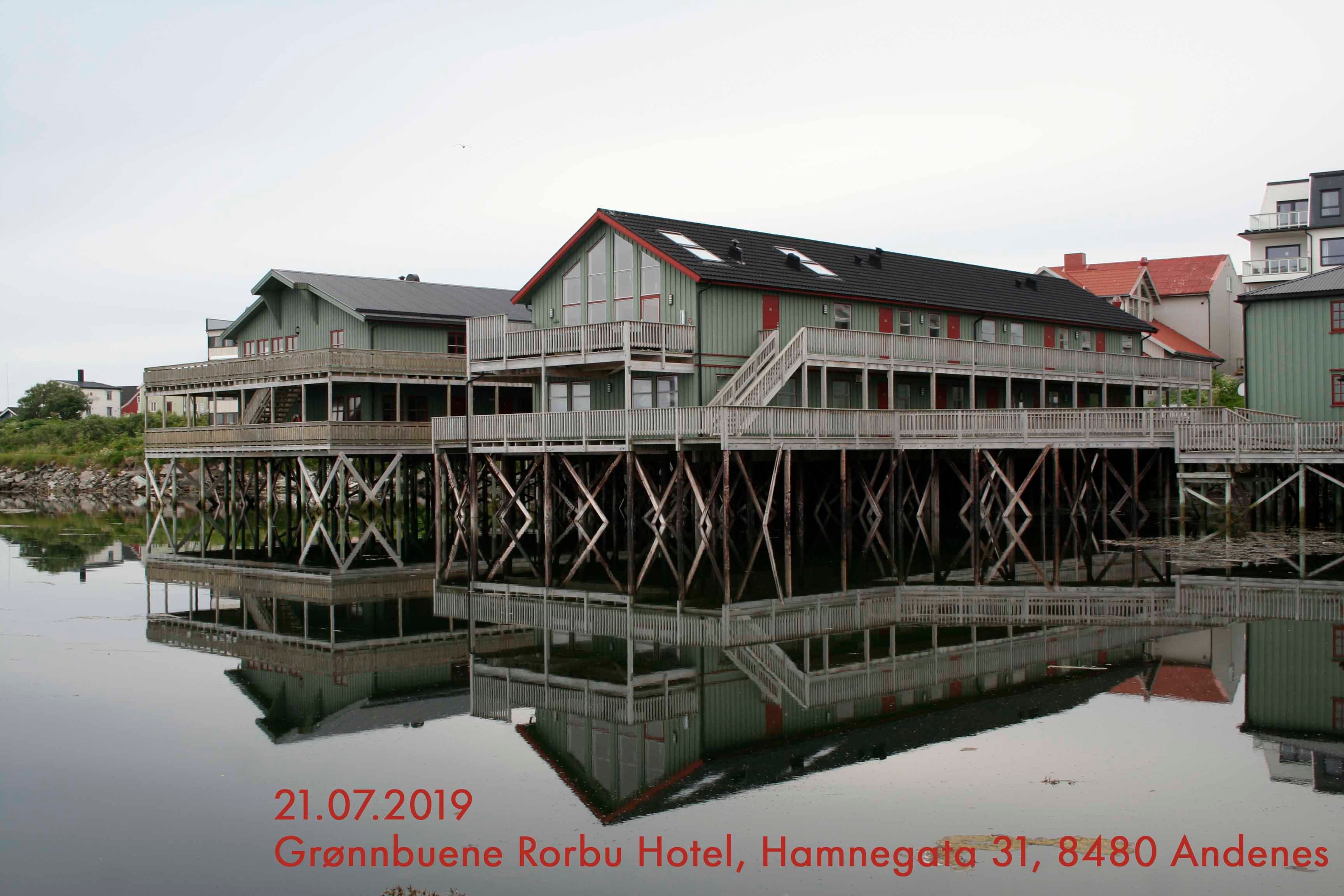 AUTOR.4200 · CC BY-SA 4.0 Exterior of Grønnbuene Rorbu Hotel in Andenes, Vesterålen