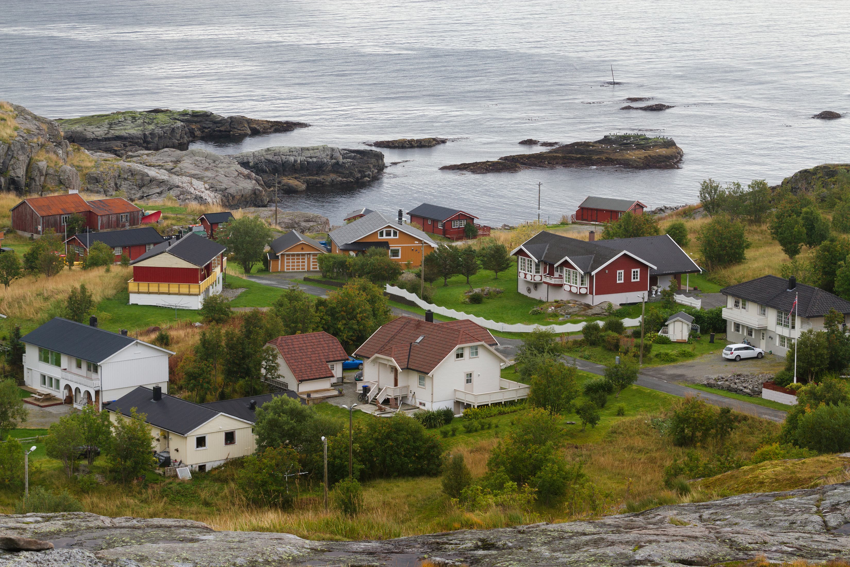Ximonic (Simo Räsänen), Wikimedia Commons · CC-BY-SA-3.0 A detail view to residential housing in Å i Lofoten as seen from Litlandstabben on island Moskenesøya, Lofoten archipelago, Nordland, Norway in 2015 September.