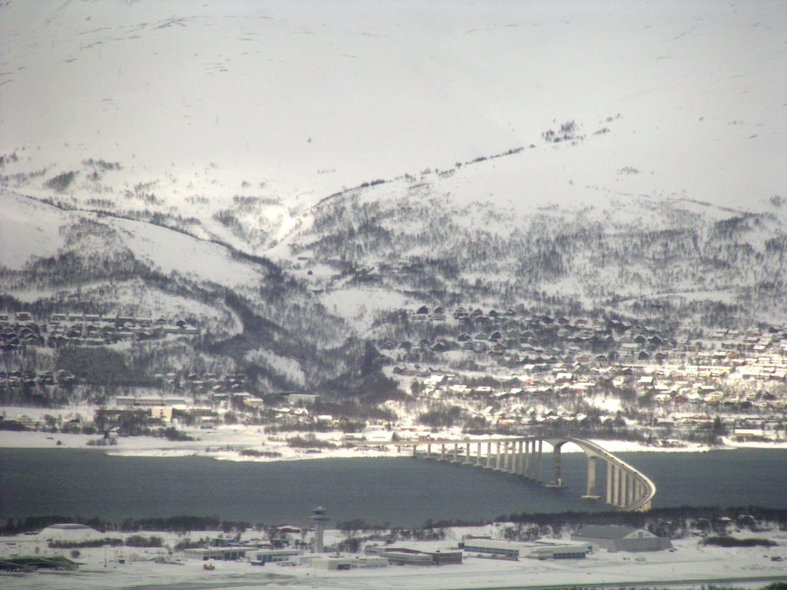 Lars Tiede · CC BY-SA 2.0 Kvaløya, Troms, Norway. Tromsø Airport in the foreground P3110702