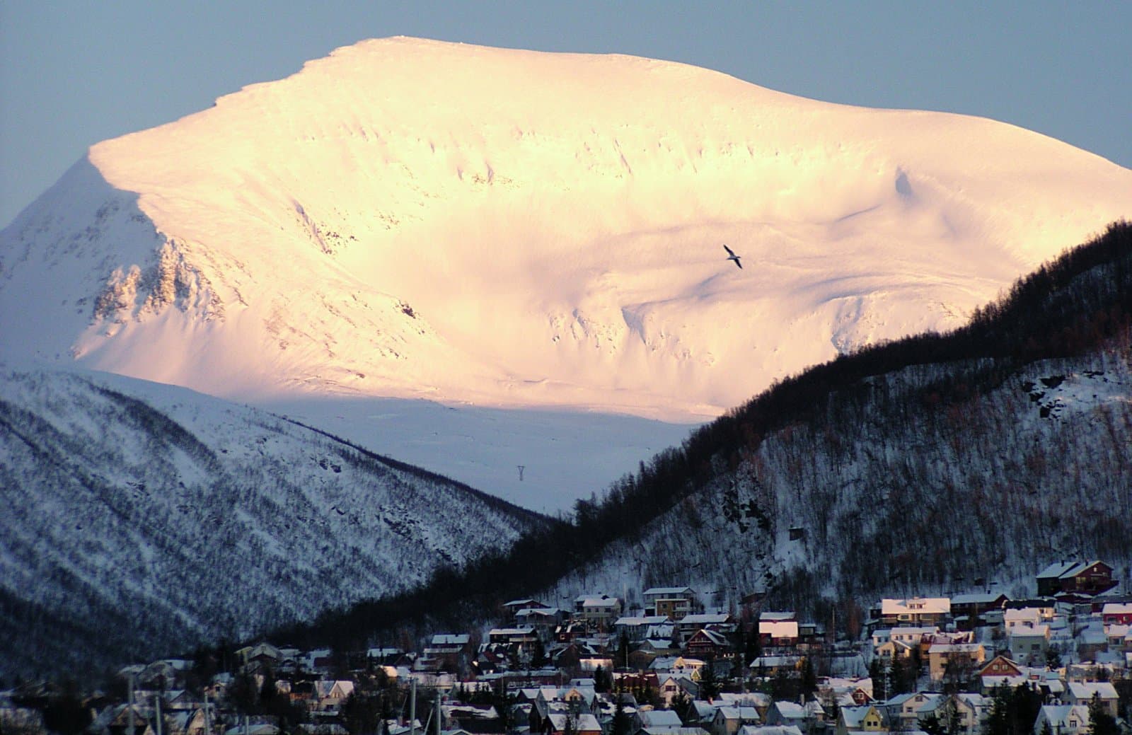 Lars Tiede from Tromsø, Norway · CC BY-SA 2.0 Mount Tromsdalstinden in Tromsø, Norway