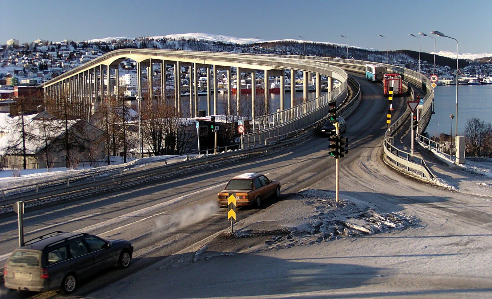 Lars Tiede · CC BY-SA 2.0 Bridge across the Tromso sound