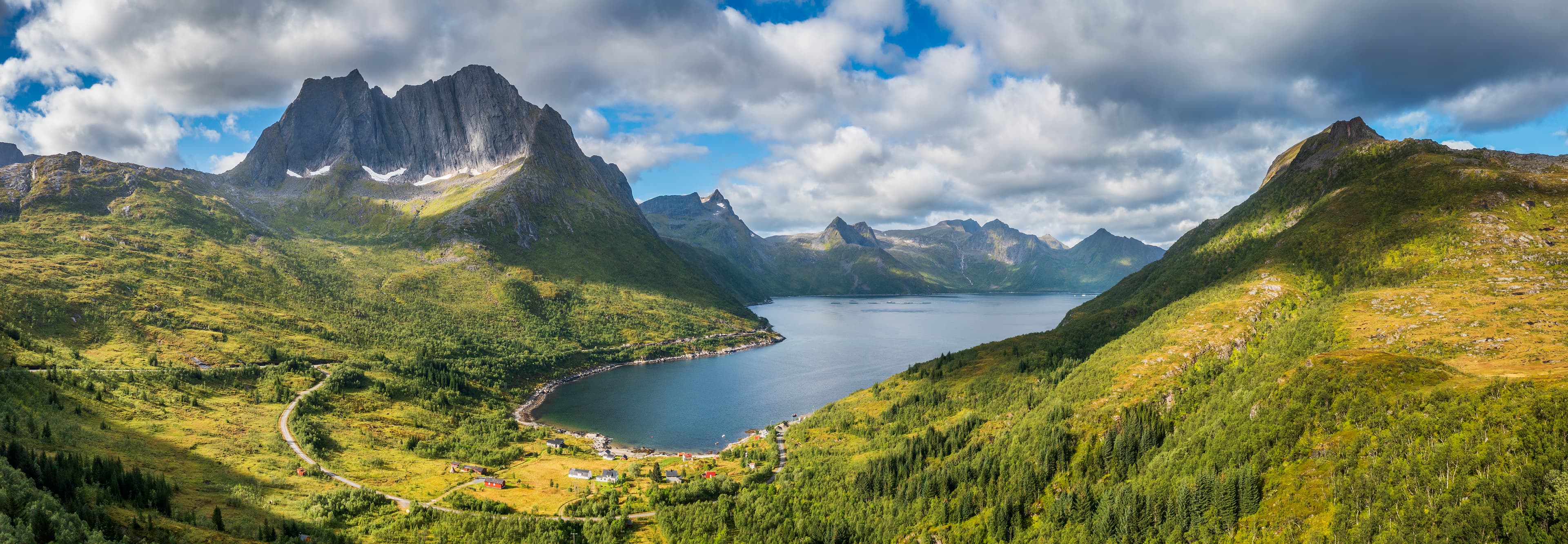 Simo Räsänen · CC BY-SA 4.0 Breitinden mountain (on the right) by Mefjordbotn in Senja, Troms og Finnmark, Norway in 2022 August. The mountain on the right is Barden.