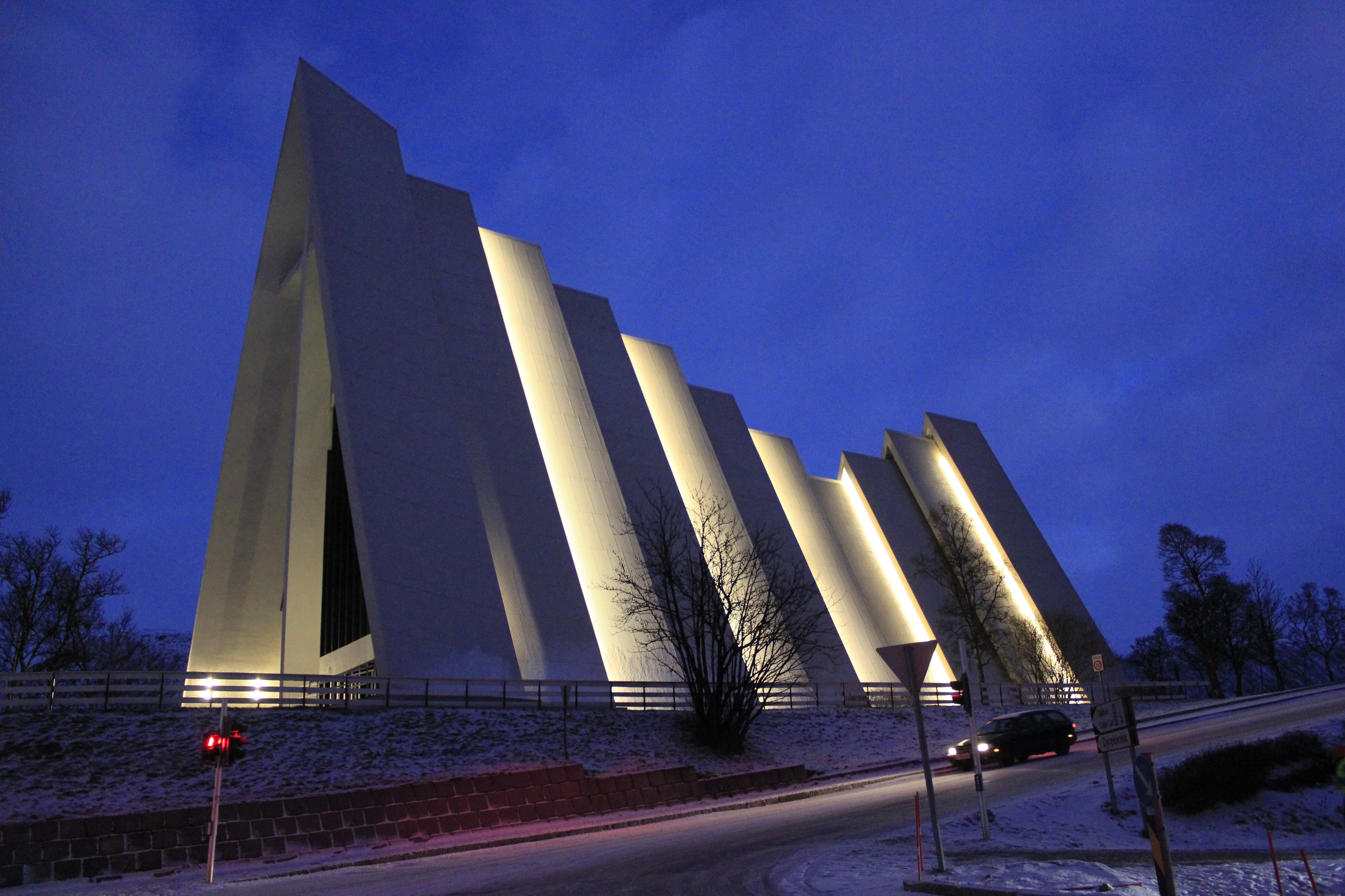 Arctic Cathedral · Harald Groven / Wikimedia · CC BY-SA 3.0 NO Tromsø
