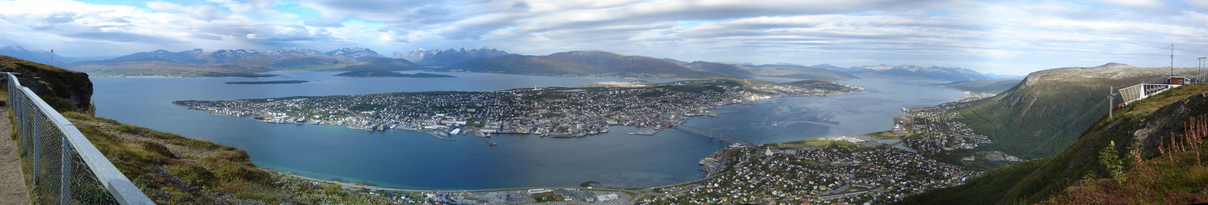 BishkekRocks · CC BY-SA 3.0 Panorama of Tromsø seen from mount Storsteinen (English); Panorama von Tromsø vom Storsteinen-Berg gesehen (Deutsch); Panorama over Tromsø sett fra Storsteinen (Norsk bokmål).