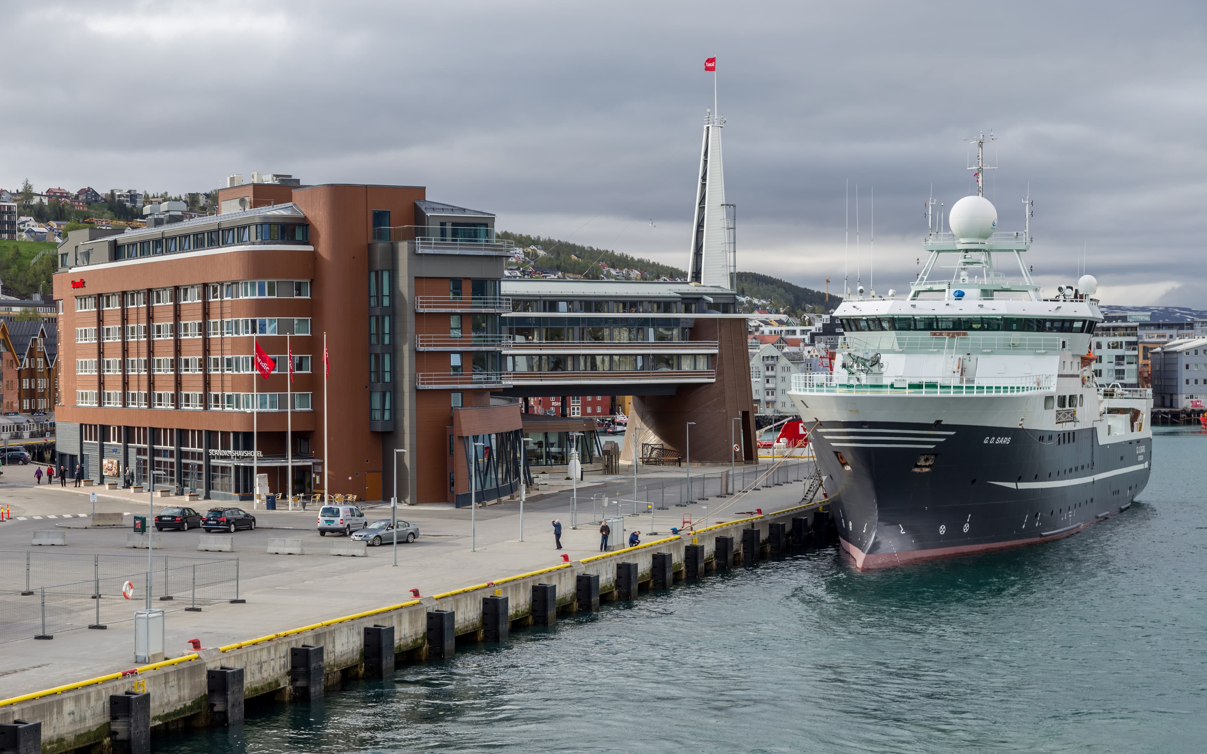 JoachimKohler-HB · CC BY-SA 4.0 Tromsø: Scandic Hotel and research vessel G. O. Sars