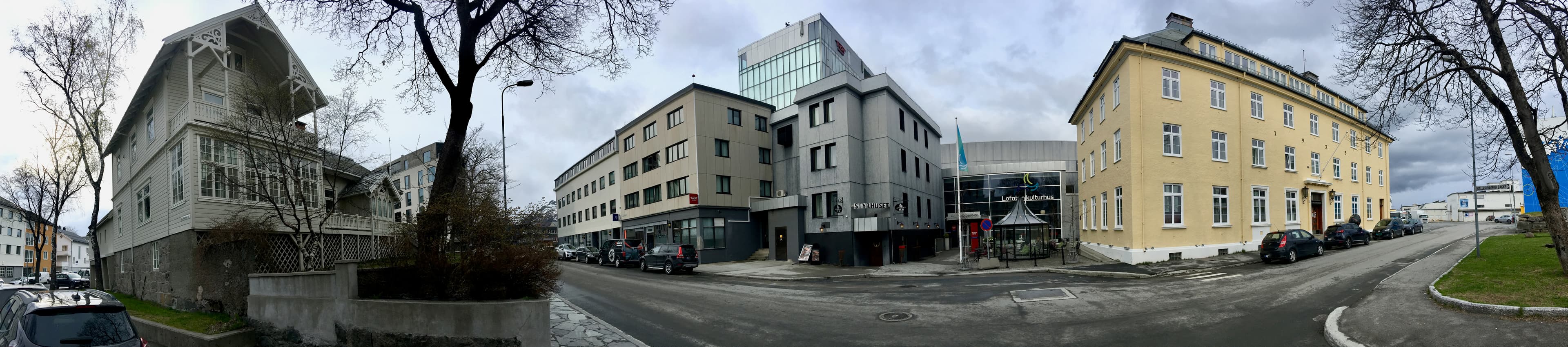 Wolfmann · CC BY-SA 4.0 Fiskergata Street in Svolvær, Lofoten, Norway. Thon hotel, Styrhuset Pub, Lofoten kulturhus, Lofoten World War 2 Memorial Museum (Lofoten Krigsminnemuseum), etc. Distorted iPhone panorama photo taken on 2019-05-08